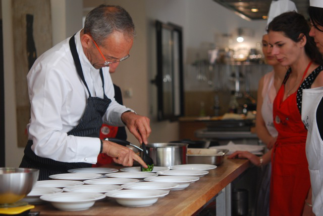 Lire la suite à propos de l’article Une présentation de La Villa des Chefs par Karine Lauthier sa directrice à travers le «  petit pois », cours de cuisine avec Michel Portos, Chef de l’année 2012 Gault&Millau.